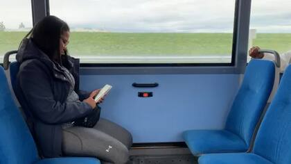 Emilet viaja desde su casa hacia el centro de idiomas