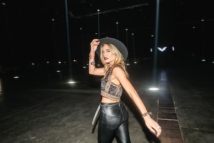 Emilia Attias al mejor estilo western.