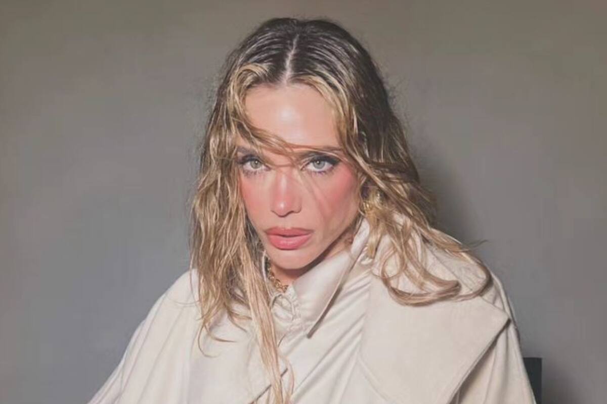 Emilia Attias causó furor con su look total red para una producción de fotos (Foto: Instagram @emilia_att)