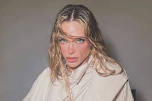 Emilia Attias causó furor con su look total red para una producción de fotos (Foto: Instagram @emilia_att)