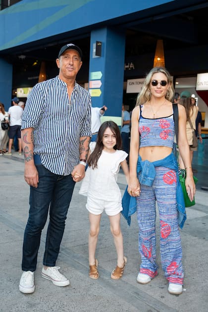 Emilia Attias con total look de Mandinga junto a su marido Naím Sibara y su hija, Gina.