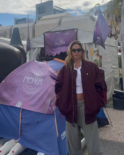 Emilia Attias en la plaza de los desaparecidos, en Tel Aviv