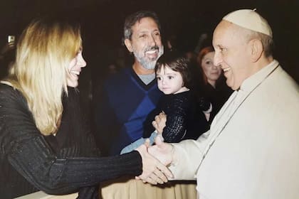 Emilia Attias junto a su familia y el papa Francisco