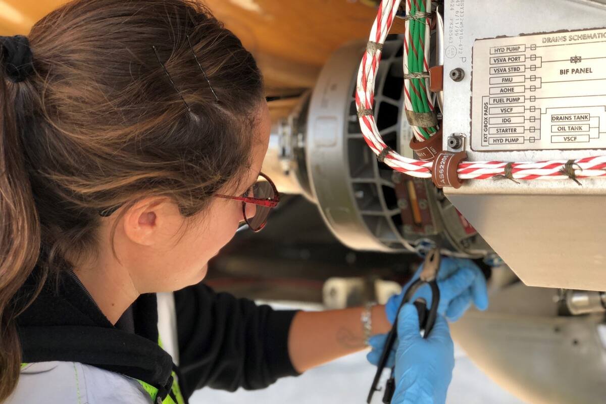 Emilia Delsastre Aguilar, de 26 años, es la única mujer mecánica de Argentina con licencia de la Federación Norteamericana de Aviación. Se abrió camino en una industria masculina y alienta a que cada vez más chicas se animen a estudiar mecánica y carreras técnicas en el país