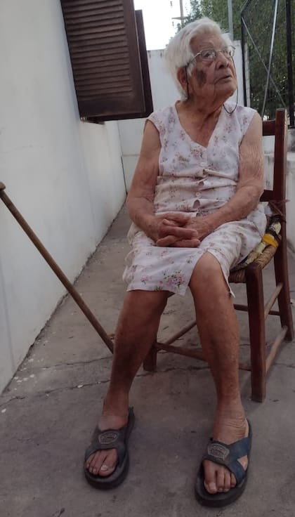 Emilia, en el patio de su casa en Reconquista, donde vive desde los primeros años de su vida