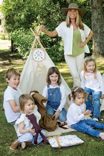 Emilia está casada hace casi cuarenta años con Clemente Zavaleta, con quien tiene tres hijos: Emilia, Clemente y Sonia. En la foto se la ve con sus cinco nietos, Augusta (3), Belisario (10), Carlota (9), Olympia (5) y Assia (2).