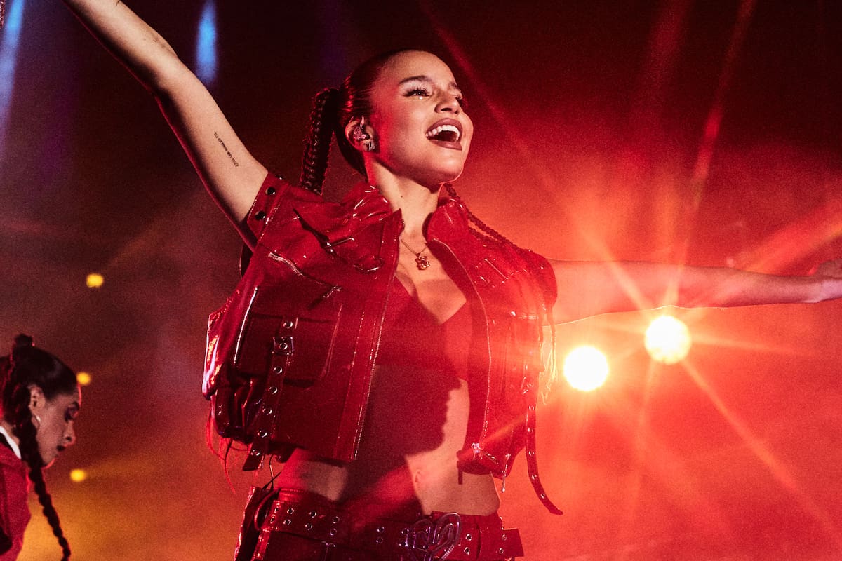 Emilia Mernes brilló en el escenario y celebró el progreso de las mujeres en la música.