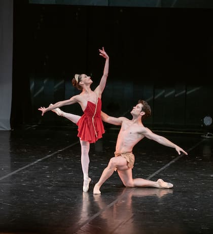 Emilia Peredo Aguirre y Lucas Erni, compañeros en la compañía de Dusseldorf, reunidos en Buenos Aires en el clásico pas de deux de Diana y Acteon