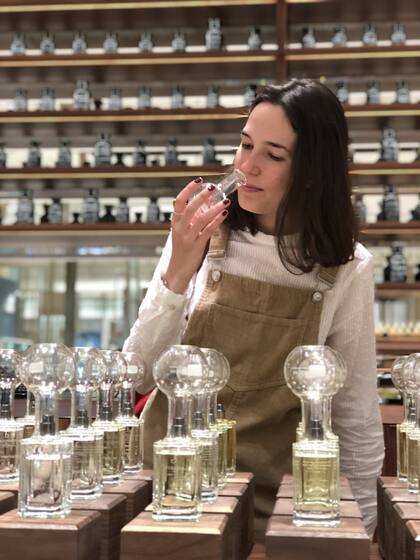 Emilia ya aprendió a reconocer más de 400 materias primas, entre naturales y sintéticas.