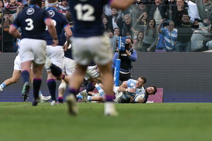 Emiliano Boffelli apoya el try que, sobre el final del partido, les valió a los Pumas ganar el partido en Santiago del Estero y la serie de julio de 2022
