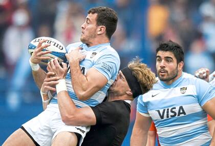 Emiliano Boffelli atrapa una pelota aérea y es cazado por Jordie Barrett en aquella corta derrota de hace seis años en Vélez; el fullback consiguió un try esperanzador, pero que no alcanzó.