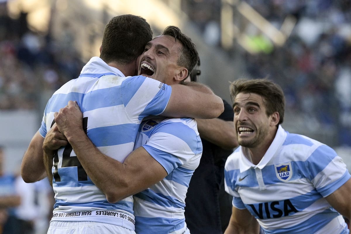 Emiliano Boffelli celebra con Juan Imhoff, mientras que Juan Cruz Mallia se suma al festejo; un día inolvidable