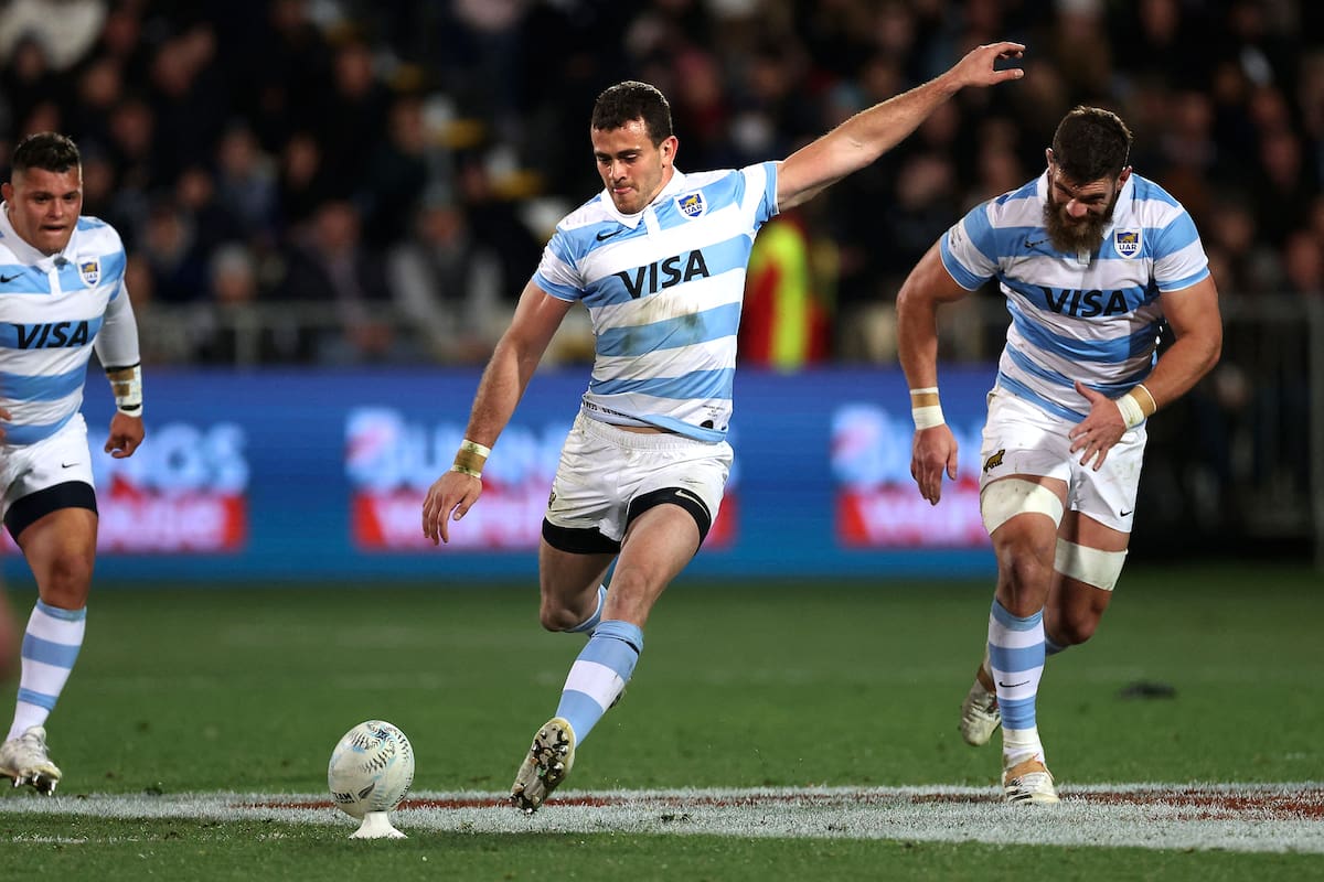 Emiliano Boffelli ejecuta un penal de los Pumas contra All Blacks en el Rugby Championship; a partir del 1 de enero habrá 60 segundos como máximo para efectivizar esa sanción con patadas a los palos.