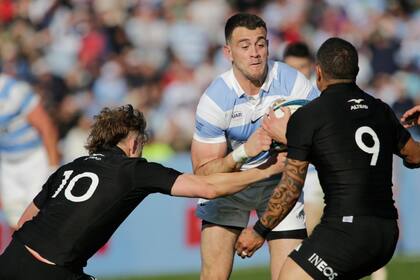 Emiliano Boffelli embiste en el último partido que la Argentina sostuvo con Nueva Zelanda, un 12-41 en Mendoza por el Rugby Championship, en julio; los Pumas ganaron dos de los últimos siete encuentros del historial.