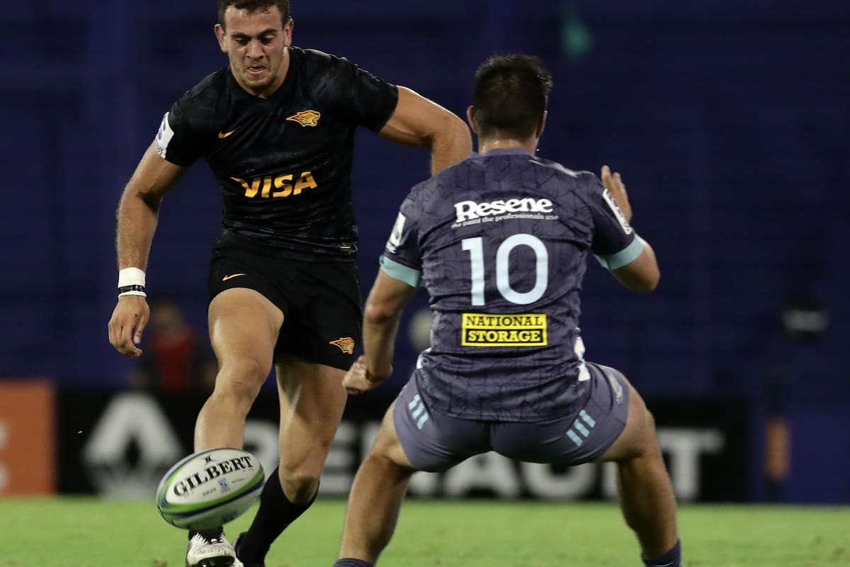 Emiliano Boffelli en acción; Jaguares sigue acompañado por los patrocinadores que eligieron a la Unión Argentina de Rugby.