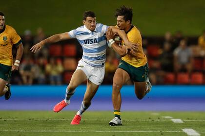 Emiliano Boffelli tacklea a Jordan Petaia durante el partido que disputan Los Pumas vs los Wallabies en Newcastle, Australia.