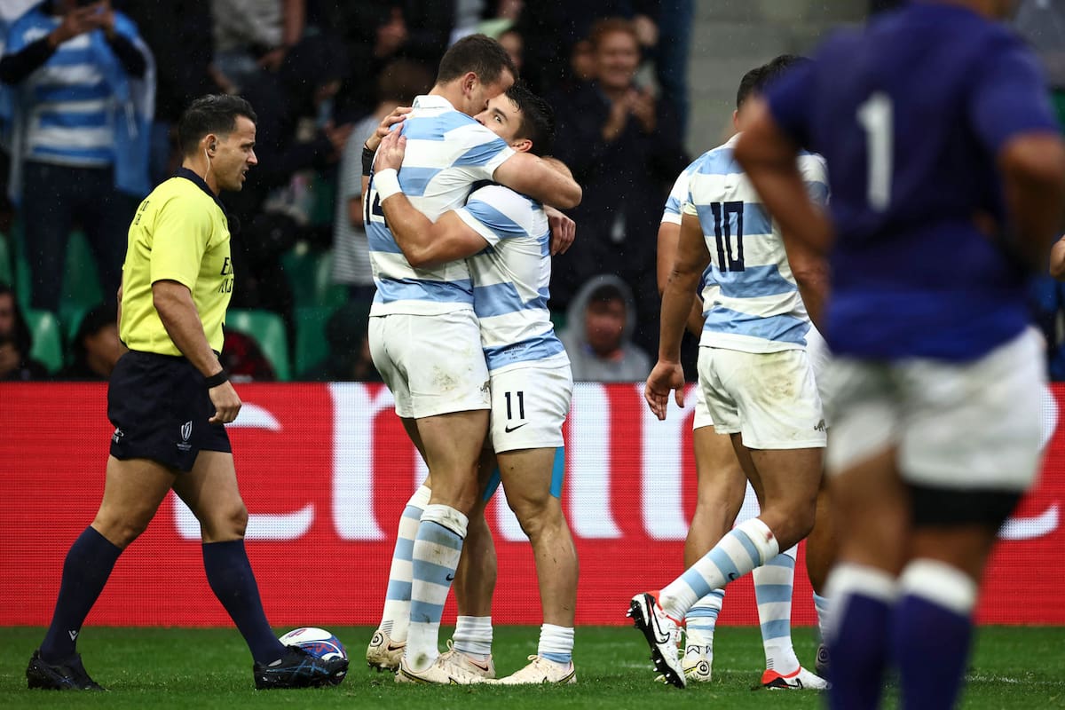 Emiliano Boffelli y el abrazo con Mateo Carreras luego de la concreción de un try ante Samoa