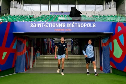Emiliano Boffelli y Gonzalo Bertranou, titulares este viernes frente a los samoanos, ingresan al campo de juego del Geoffroy Guichard, donde este jueves se realizó el captain's run.