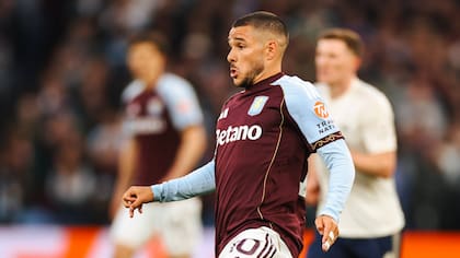 Emiliano Buendía asistió en el gol que igualó la serie para Aston Villa ante Nottingham Forest en Villa Park