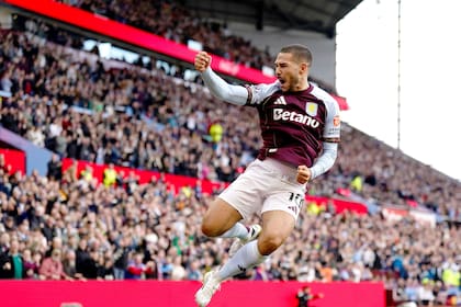 Emiliano Buendía celebra tras anotar el tercer gol de Aston Villa ante el Fulham en la Premier League, el 28 de septiembre del 2025