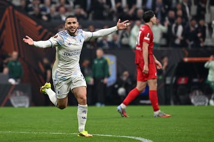 Emiliano Buendía festeja su gol ante el Freiburg en la final de la Europa League