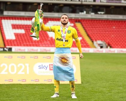 Emiliano Buendía fue campeón de la segunda división de Inglaterra con Norwich