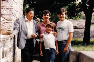 Emiliano Chavero falleció en un accidente en Córdoba en las últimas horas; en la foto, se lo puede ver junto a su abuelo Atahualpa Yupanqui en enero de 1985, cuando tenía 10 años