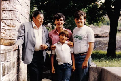 Emiliano Chavero falleció en un accidente en Córdoba en las últimas horas; en la foto, se lo puede ver junto a su abuelo Atahualpa Yupanqui en enero de 1985, cuando tenía 10 años