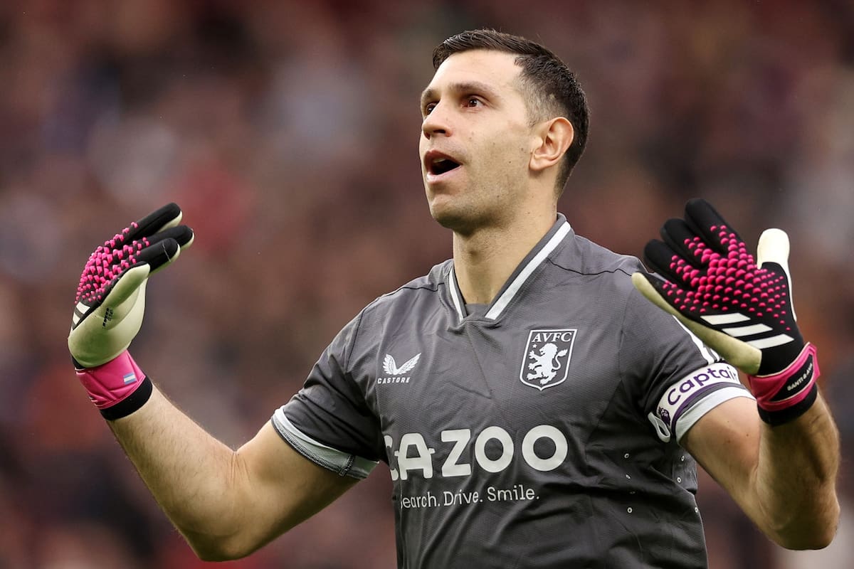 Emiliano "Dibu" Martínez, arquero del Aston Villa, entrena a su manera en su casa de Birmingham