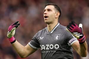 Emiliano "Dibu" Martínez, arquero del Aston Villa, entrena a su manera en su casa de Birmingham