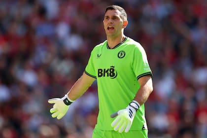 Emiliano "Dibu" Martínez, de Aston Villa, no pudo hacer demasiado para evitar a goleada 3-0 de Liverpool, por la cuarta fecha de la Premier League, en Anfield