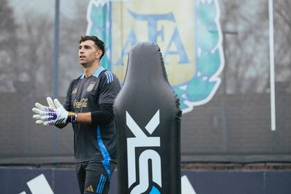 Emiliano 'Dibu' Martínez, en la práctica de este martes en Ezeiza; el arquero cumplió 33 años y celebró con sus compañeros de la selección argentina.