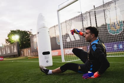 Emiliano "Dibu" Martínez fue campeón en todos los torneos que jugó en la selección argentina; regresa tras una suspensión por dos partidos, para atajar frente a Paraguay por la eliminatoria para el Mundial de 2026.