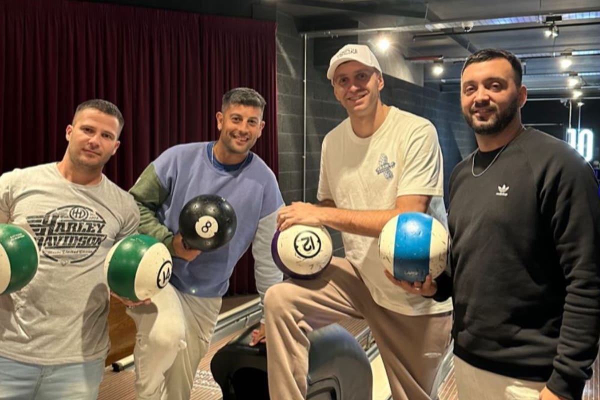 Emiliano "Dibu" Martínez jugó al bowling con sus amigos y su técnica de tiro sorprendió a todos