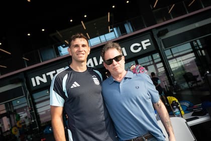 Emiliano "Dibu" Martínez junto a Andrés Calamaro