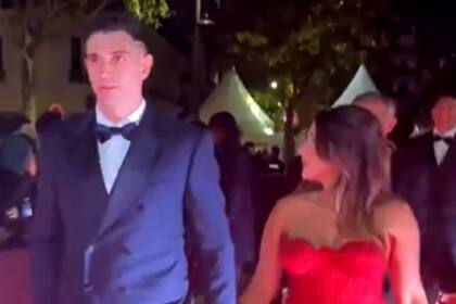 Emiliano "Dibu" Martínez junto a su esposa en la gala del Balón de Oro 2024