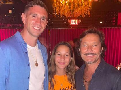 Emiliano "Dibu" Martínez junto al cantante Diego Torres en Café Prima Pasta