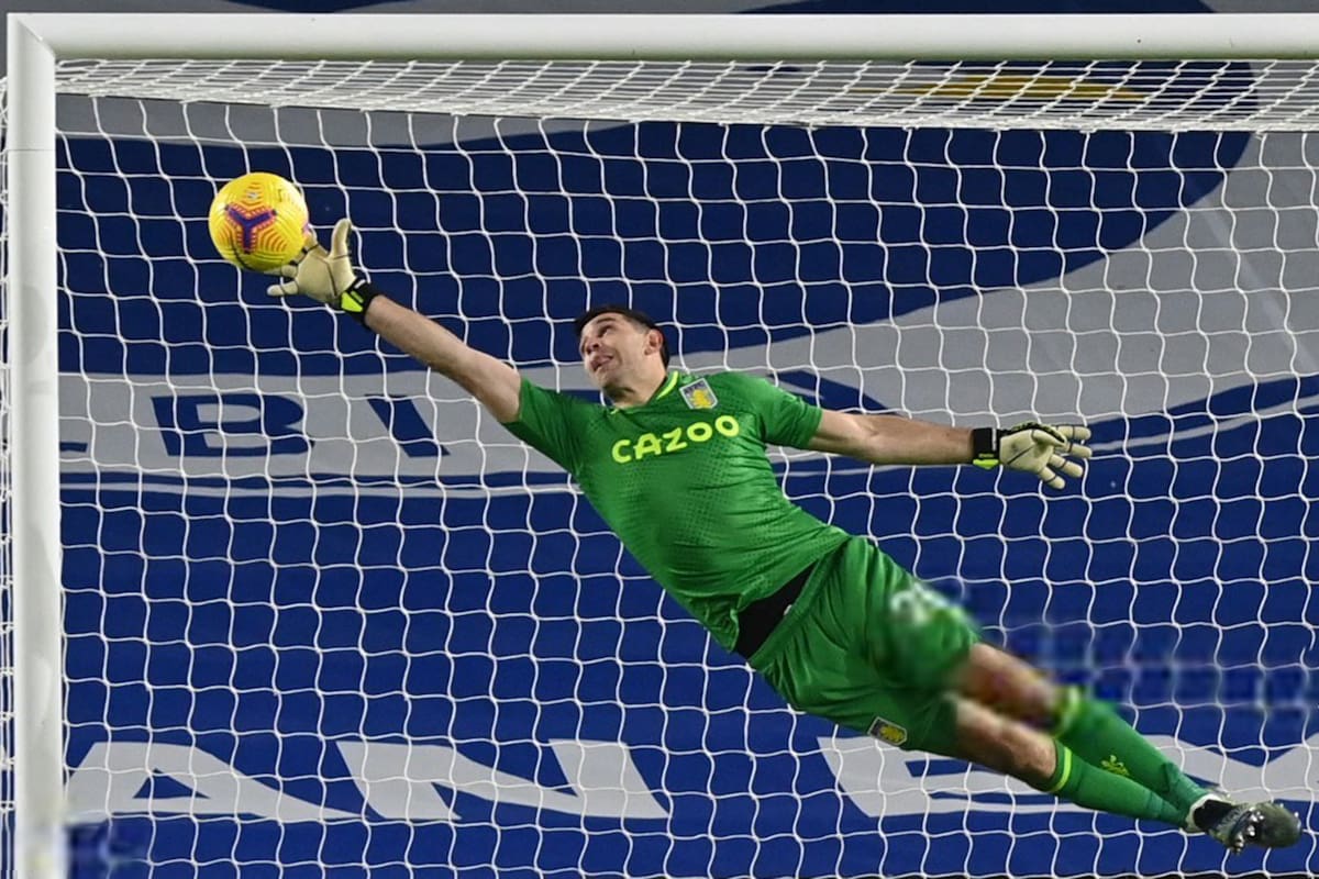 Emiliano "Dibu" Martínez no logró evitar el 0-1 de Aston Villa como local contra el penúltimo de la Premier League, Watford, pero sí lo salvo de un papelón.
