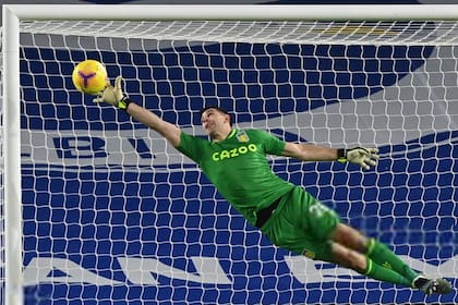 Emiliano "Dibu" Martínez no logró evitar el 0-1 de Aston Villa como local contra el penúltimo de la Premier League, Watford, pero sí lo salvo de un papelón.