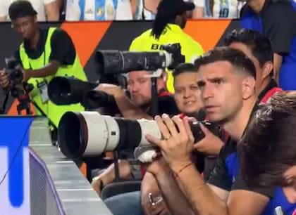 Emiliano "Dibu" Martínez participó como fotógrafo del partido que disputó la selección argentina frente a Honduras