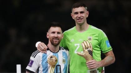 Emiliano "Dibu" Martínez publicó un mensaje luego de que se diera a conocer el retiro de Messi de la selección argentina