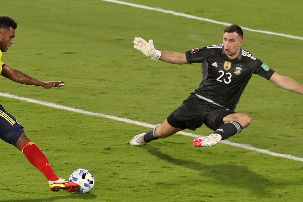 Emiliano 'Dibu' Martínez se luce frente a Miguel Ángel Borja en el último partido entre la selección argentina y Colombia