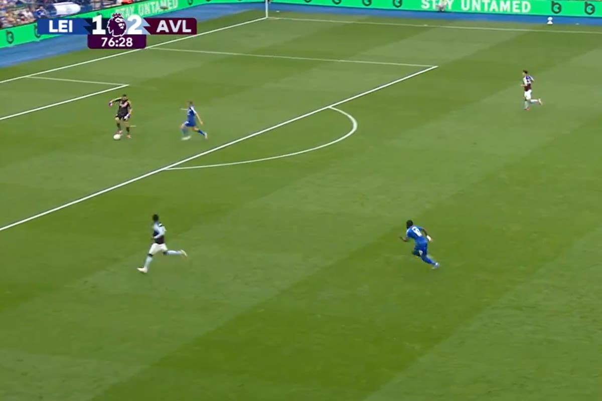 Emiliano "Dibu" Martínez tiene la presión de Jamie Vardy y decide salir jugando con un lujo ante el delantero rival.