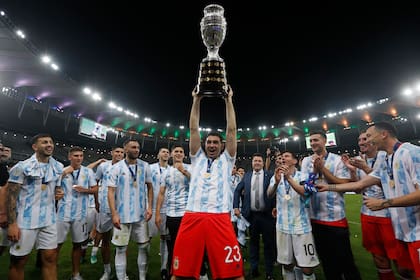 Emiliano "Dibu" Martínez y el trofeo de la Copa América conseguido en Brasil en 2021, y que en este 2024 quiere revalidar