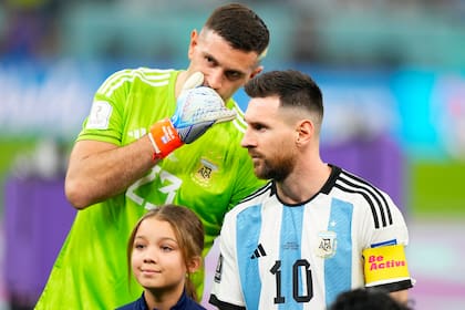 Emiliano Dibu Martínez y Lionel Messi durante el partido entre Argentina y Croacia por semifinales de la Copa del Mundo
