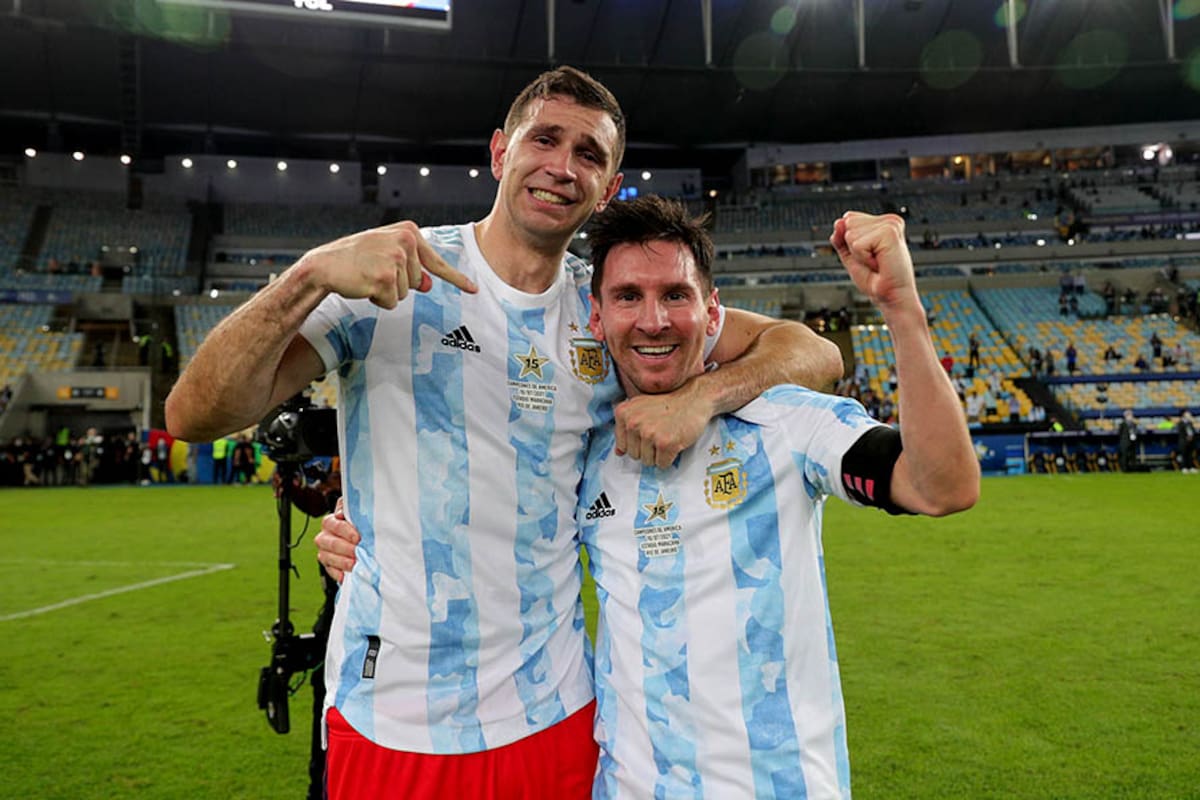 Emiliano Dibu Martínez y Lionel Messi, durante los festejos de la Copa del Mundo; el arquero habló de muchos temas, incluso sobre el N° 10