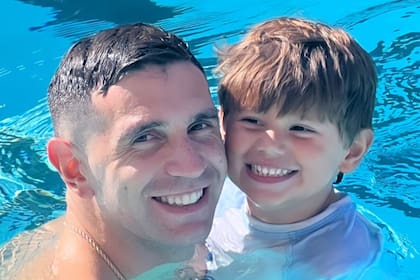 Emiliano "Dibu" Martínez y su hijo Santiago