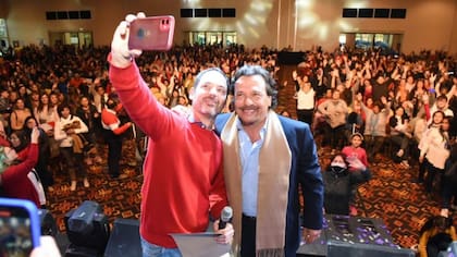 Emiliano Durand junto a Gustavo Sánez en un acto de Vamos Salta