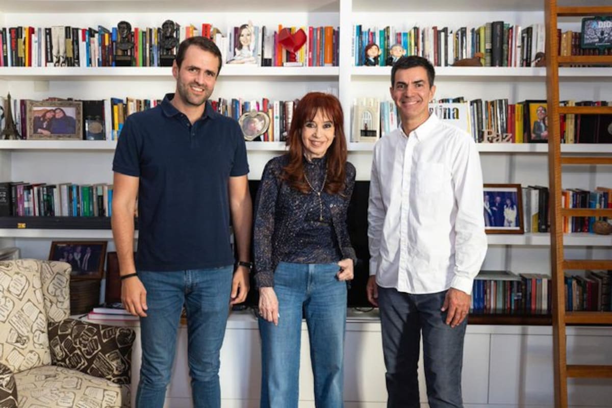 Emiliano Estrada, Cristina Kirchner y Juan Manuel Urtubey, en el departamento de la expresidenta en Constitución