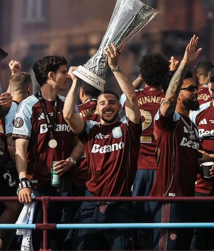 Emiliano fue clave en la obtención de la Europa League con Aston Vila (Foto: @embuendia10)